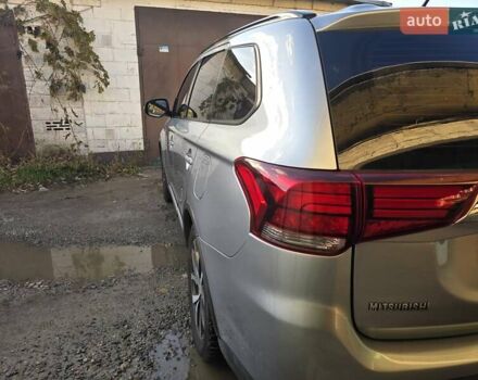 Серый Мицубиси Аутлендер, объемом двигателя 2.36 л и пробегом 164 тыс. км за 17500 $, фото 3 на Automoto.ua
