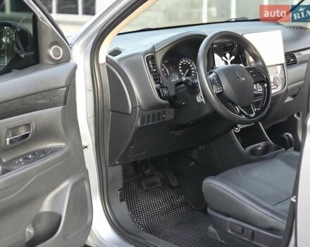 Серый Мицубиси Аутлендер, объемом двигателя 2.36 л и пробегом 164 тыс. км за 17900 $, фото 23 на Automoto.ua