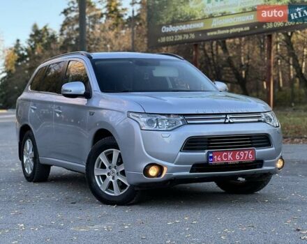 Серый Мицубиси Аутлендер, объемом двигателя 2 л и пробегом 200 тыс. км за 13999 $, фото 2 на Automoto.ua
