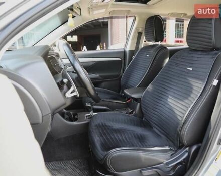 Серый Мицубиси Аутлендер, объемом двигателя 3 л и пробегом 190 тыс. км за 16700 $, фото 6 на Automoto.ua