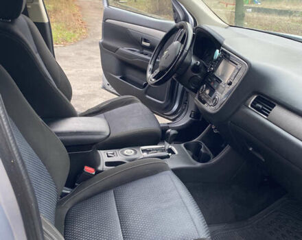 Сірий Міцубісі Аутлендер, об'ємом двигуна 2.36 л та пробігом 120 тис. км за 14000 $, фото 9 на Automoto.ua