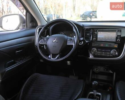 Серый Мицубиси Аутлендер, объемом двигателя 3 л и пробегом 190 тыс. км за 16700 $, фото 11 на Automoto.ua
