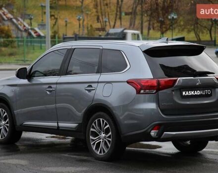 Серый Мицубиси Аутлендер, объемом двигателя 3 л и пробегом 195 тыс. км за 16900 $, фото 3 на Automoto.ua