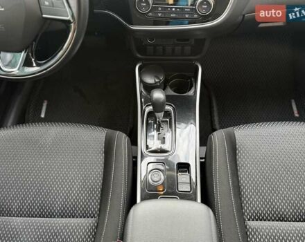 Серый Мицубиси Аутлендер, объемом двигателя 2.36 л и пробегом 51 тыс. км за 21000 $, фото 10 на Automoto.ua