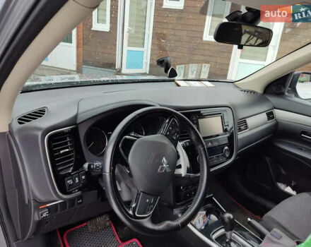 Серый Мицубиси Аутлендер, объемом двигателя 2 л и пробегом 132 тыс. км за 16000 $, фото 4 на Automoto.ua
