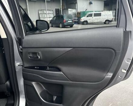 Сірий Міцубісі Аутлендер, об'ємом двигуна 2.36 л та пробігом 135 тис. км за 15000 $, фото 13 на Automoto.ua