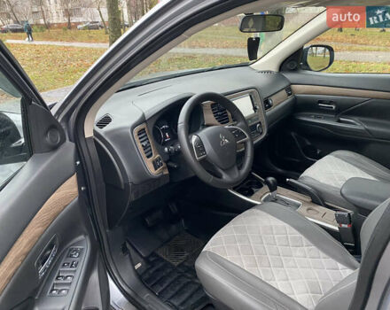 Серый Мицубиси Аутлендер, объемом двигателя 2.36 л и пробегом 150 тыс. км за 13500 $, фото 11 на Automoto.ua