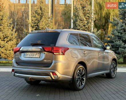 Серый Мицубиси Аутлендер, объемом двигателя 2 л и пробегом 107 тыс. км за 20900 $, фото 3 на Automoto.ua