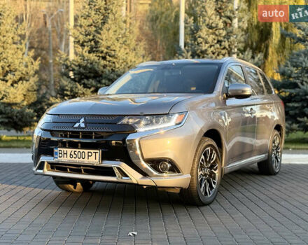 Серый Мицубиси Аутлендер, объемом двигателя 2 л и пробегом 107 тыс. км за 20900 $, фото 2 на Automoto.ua