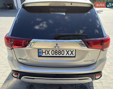 Серый Мицубиси Аутлендер, объемом двигателя 2.36 л и пробегом 123 тыс. км за 22000 $, фото 3 на Automoto.ua