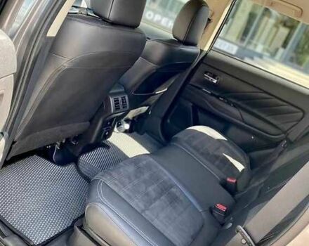 Сірий Міцубісі Аутлендер, об'ємом двигуна 2 л та пробігом 81 тис. км за 21000 $, фото 4 на Automoto.ua