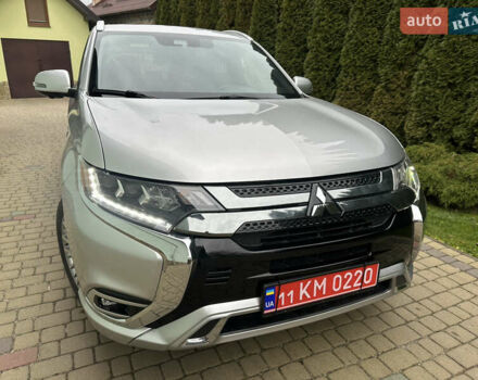 Серый Мицубиси Аутлендер, объемом двигателя 2 л и пробегом 80 тыс. км за 21800 $, фото 1 на Automoto.ua