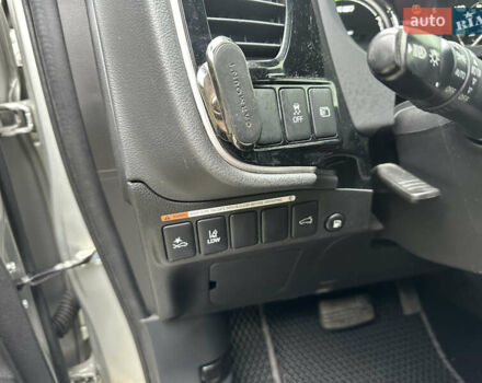 Серый Мицубиси Аутлендер, объемом двигателя 2 л и пробегом 80 тыс. км за 21800 $, фото 28 на Automoto.ua