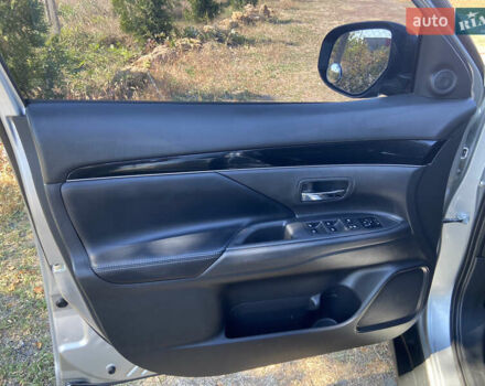 Серый Мицубиси Аутлендер, объемом двигателя 2.36 л и пробегом 135 тыс. км за 19200 $, фото 26 на Automoto.ua