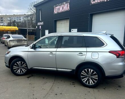 Серый Мицубиси Аутлендер, объемом двигателя 2.4 л и пробегом 115 тыс. км за 17000 $, фото 3 на Automoto.ua