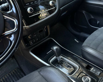 Серый Мицубиси Аутлендер, объемом двигателя 2 л и пробегом 140 тыс. км за 19700 $, фото 3 на Automoto.ua