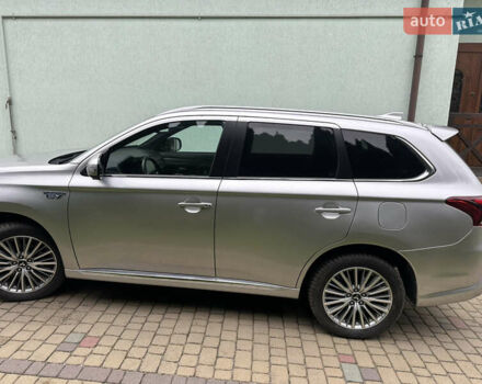 Серый Мицубиси Аутлендер, объемом двигателя 2 л и пробегом 80 тыс. км за 21800 $, фото 5 на Automoto.ua