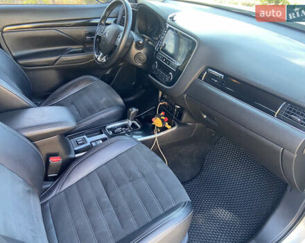 Серый Мицубиси Аутлендер, объемом двигателя 2.36 л и пробегом 135 тыс. км за 19200 $, фото 19 на Automoto.ua