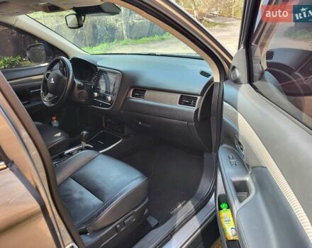 Серый Мицубиси Аутлендер, объемом двигателя 2.36 л и пробегом 125 тыс. км за 15500 $, фото 4 на Automoto.ua