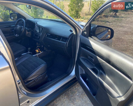 Серый Мицубиси Аутлендер, объемом двигателя 2.36 л и пробегом 135 тыс. км за 19200 $, фото 18 на Automoto.ua