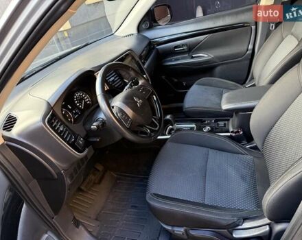 Серый Мицубиси Аутлендер, объемом двигателя 2.36 л и пробегом 136 тыс. км за 15000 $, фото 7 на Automoto.ua