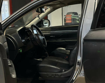 Серый Мицубиси Аутлендер, объемом двигателя 2.36 л и пробегом 130 тыс. км за 17300 $, фото 4 на Automoto.ua