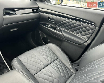 Сірий Міцубісі Аутлендер, об'ємом двигуна 2.36 л та пробігом 179 тис. км за 24950 $, фото 27 на Automoto.ua