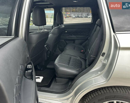 Сірий Міцубісі Аутлендер, об'ємом двигуна 2.36 л та пробігом 179 тис. км за 24950 $, фото 19 на Automoto.ua