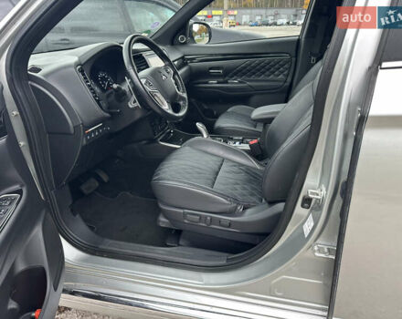 Сірий Міцубісі Аутлендер, об'ємом двигуна 2.36 л та пробігом 179 тис. км за 24950 $, фото 30 на Automoto.ua