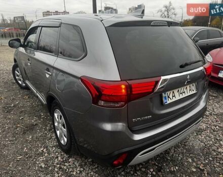Серый Мицубиси Аутлендер, объемом двигателя 2 л и пробегом 122 тыс. км за 19988 $, фото 3 на Automoto.ua