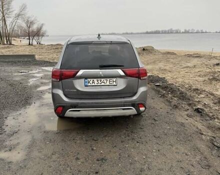 Серый Мицубиси Аутлендер, объемом двигателя 2 л и пробегом 179 тыс. км за 20000 $, фото 1 на Automoto.ua
