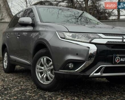 Серый Мицубиси Аутлендер, объемом двигателя 2 л и пробегом 122 тыс. км за 20990 $, фото 2 на Automoto.ua