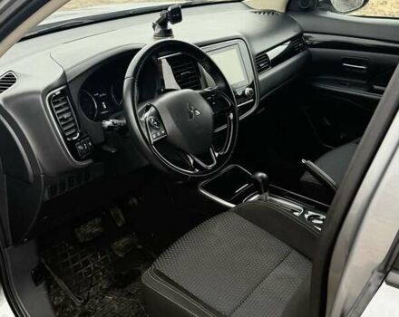 Серый Мицубиси Аутлендер, объемом двигателя 2 л и пробегом 179 тыс. км за 20000 $, фото 3 на Automoto.ua