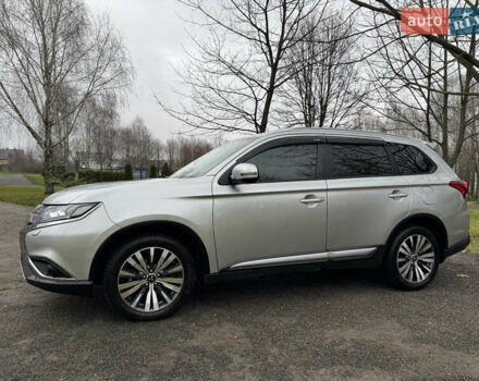 Серый Мицубиси Аутлендер, объемом двигателя 2.36 л и пробегом 142 тыс. км за 21500 $, фото 1 на Automoto.ua