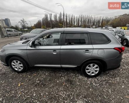 Серый Мицубиси Аутлендер, объемом двигателя 2 л и пробегом 122 тыс. км за 19988 $, фото 4 на Automoto.ua