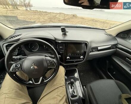 Серый Мицубиси Аутлендер, объемом двигателя 2 л и пробегом 179 тыс. км за 20000 $, фото 4 на Automoto.ua