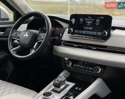 Серый Мицубиси Аутлендер, объемом двигателя 2.36 л и пробегом 26 тыс. км за 37000 $, фото 21 на Automoto.ua