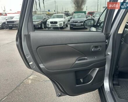 Сірий Міцубісі Аутлендер, об'ємом двигуна 2 л та пробігом 46 тис. км за 20900 $, фото 28 на Automoto.ua