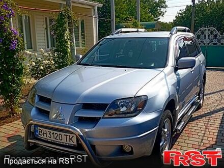 Серый Мицубиси Аутлендер, объемом двигателя 2 л и пробегом 280 тыс. км за 5500 $, фото 1 на Automoto.ua