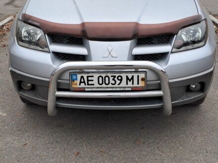 Серый Мицубиси Аутлендер, объемом двигателя 2 л и пробегом 240 тыс. км за 3900 $, фото 1 на Automoto.ua