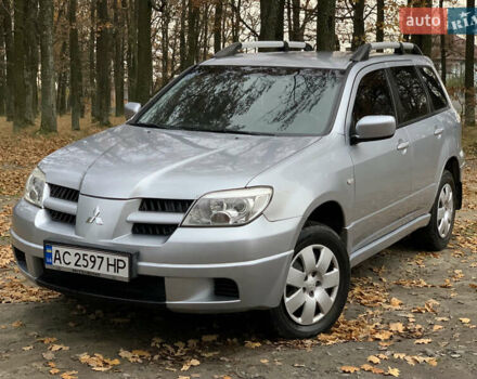 Серый Мицубиси Аутлендер, объемом двигателя 2 л и пробегом 239 тыс. км за 5800 $, фото 1 на Automoto.ua