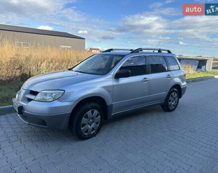 Серый Мицубиси Аутлендер, объемом двигателя 2 л и пробегом 220 тыс. км за 4550 $, фото 1 на Automoto.ua