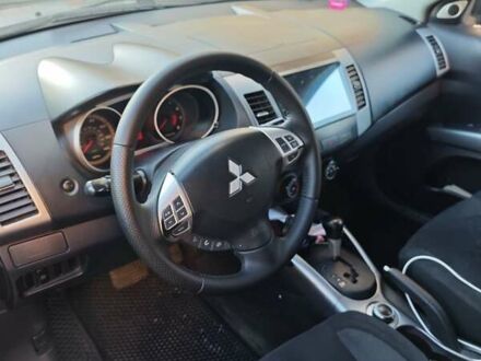 Серый Мицубиси Аутлендер, объемом двигателя 3 л и пробегом 320 тыс. км за 7700 $, фото 1 на Automoto.ua