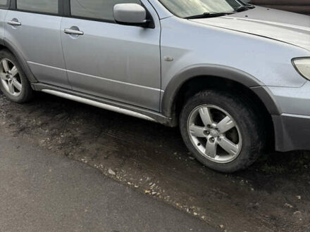 Серый Мицубиси Аутлендер, объемом двигателя 2 л и пробегом 288 тыс. км за 4300 $, фото 1 на Automoto.ua