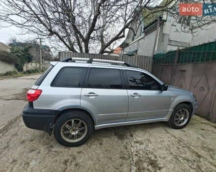 Серый Мицубиси Аутлендер, объемом двигателя 2 л и пробегом 241 тыс. км за 4600 $, фото 1 на Automoto.ua