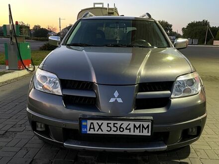 Серый Мицубиси Аутлендер, объемом двигателя 2 л и пробегом 240 тыс. км за 7000 $, фото 1 на Automoto.ua