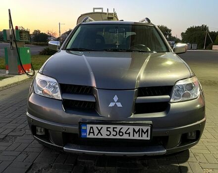 Серый Мицубиси Аутлендер, объемом двигателя 2 л и пробегом 240 тыс. км за 7000 $, фото 1 на Automoto.ua