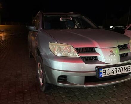 Серый Мицубиси Аутлендер, объемом двигателя 2 л и пробегом 300 тыс. км за 5000 $, фото 1 на Automoto.ua