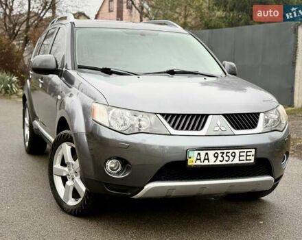 Серый Мицубиси Аутлендер, объемом двигателя 3 л и пробегом 227 тыс. км за 8900 $, фото 1 на Automoto.ua