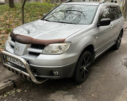 Серый Мицубиси Аутлендер, объемом двигателя 2 л и пробегом 332 тыс. км за 6200 $, фото 1 на Automoto.ua